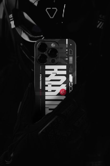MGN-01 // Skin Phantom Black